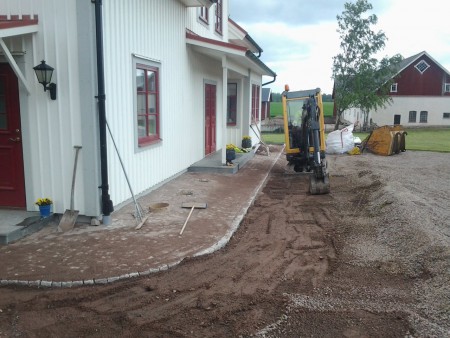 Markarbete samt läggning av gatsten runt hus